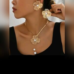 Elegant Gold Flower Pendant Necklace